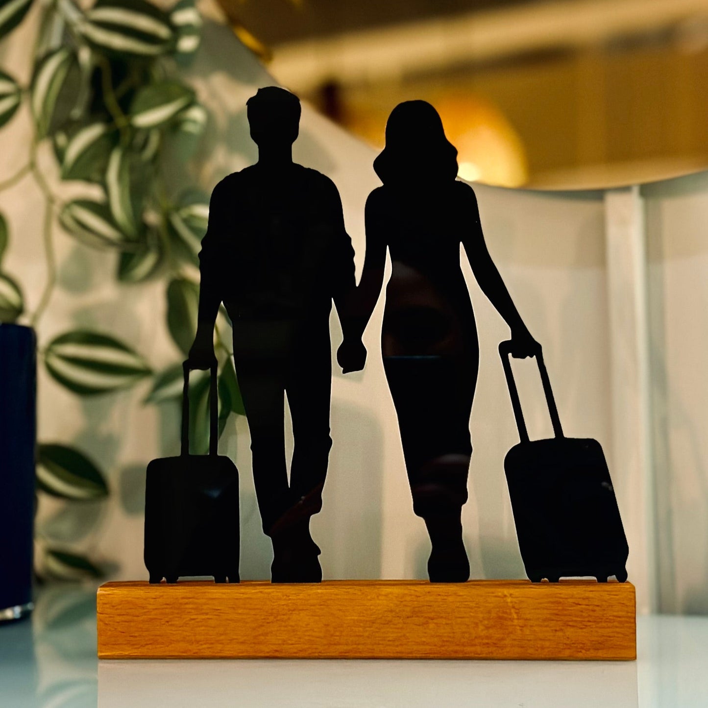 Personalisierte Acryl-Silhouette mit Holzsockel – Paar