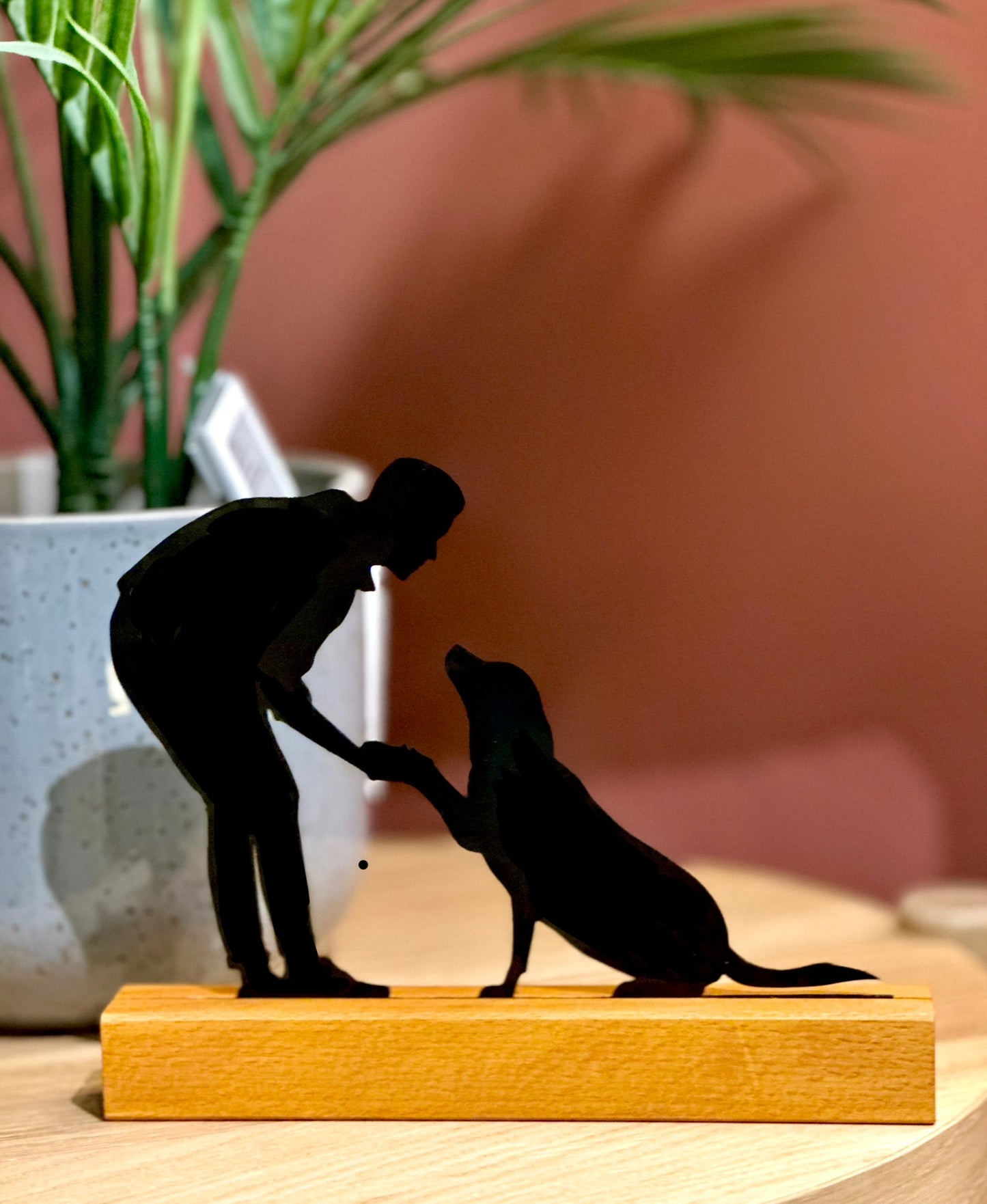 Personalisierte Acryl-Silhouette mit Holzsockel – Paar