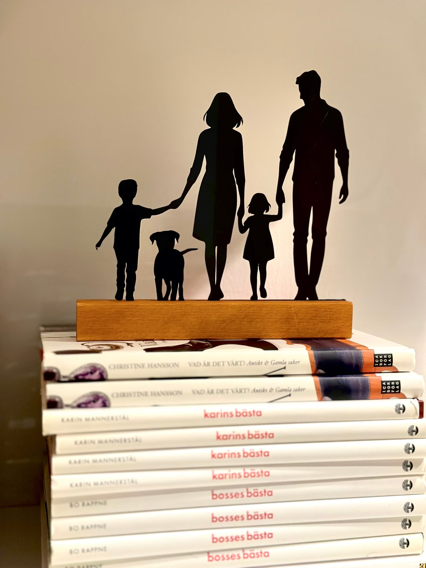 Personalized Acrylic Silhouette with Wooden Base – Family