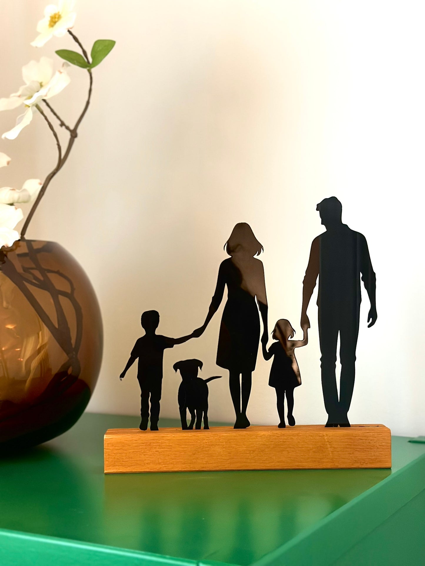 Personalized Acrylic Silhouette with Wooden Base – Family