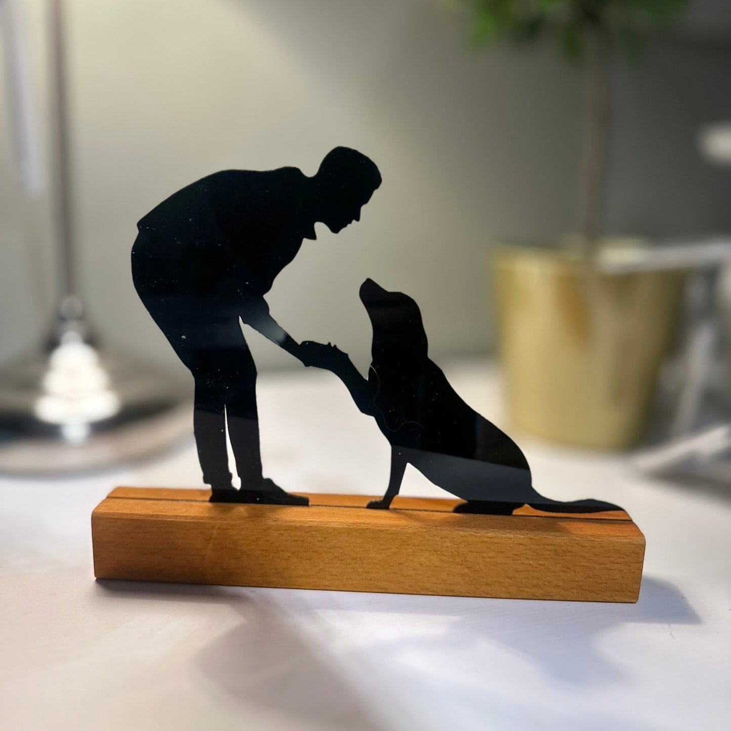 Personalisierte Acryl-Silhouette mit Holzsockel – Paar
