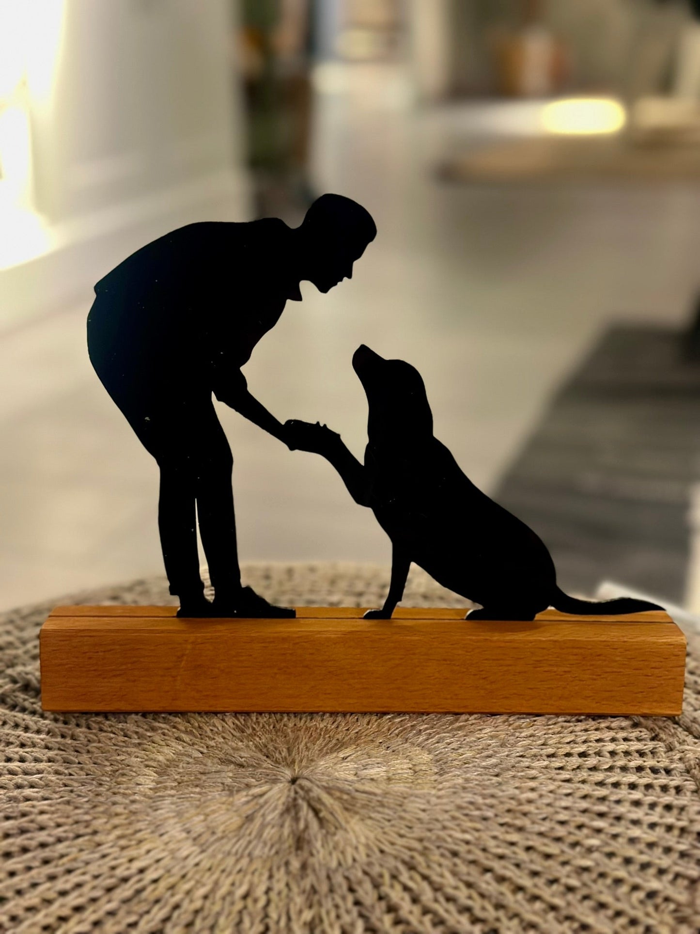 Personalisierte Acryl-Silhouette mit Holzsockel – Paar