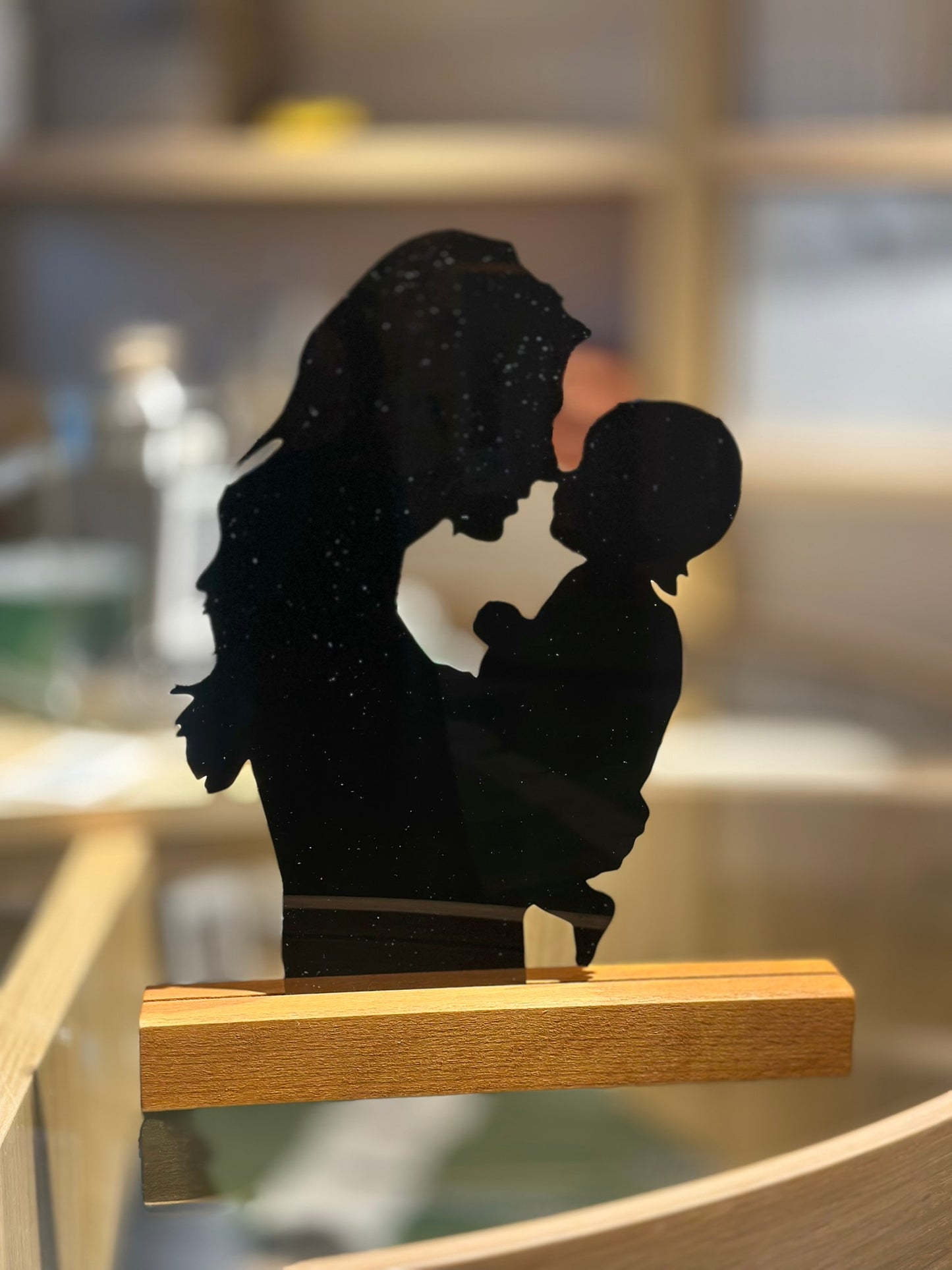 Personalized Acrylic Silhouette with Wooden Base – Mom