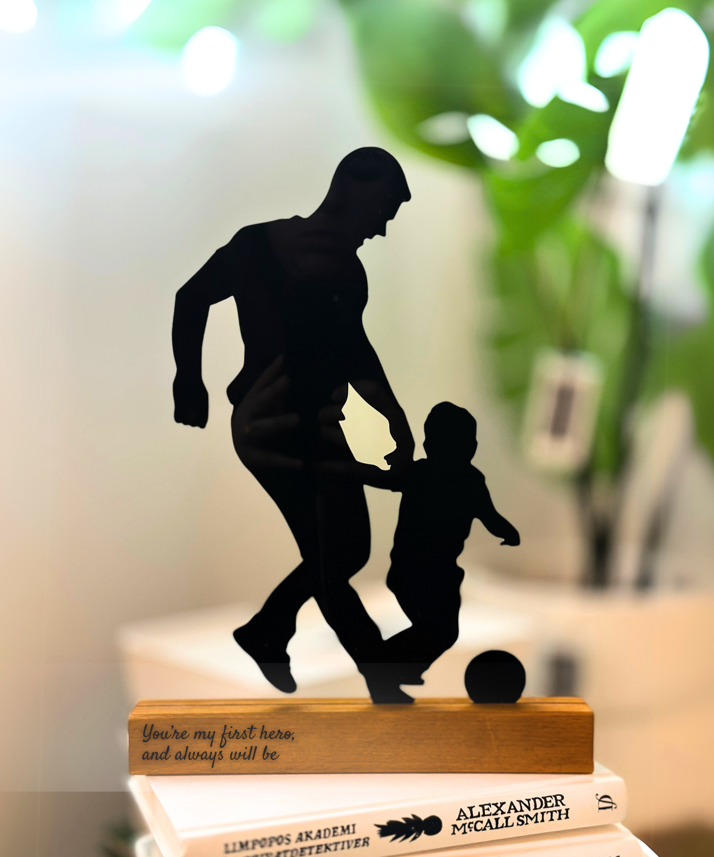 Personalisierte Acryl-Silhouette mit Holzsockel – Paar
