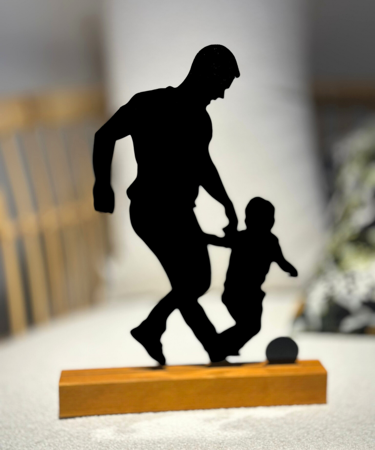 Personalisierte Acryl-Silhouette mit Holzsockel – Paar