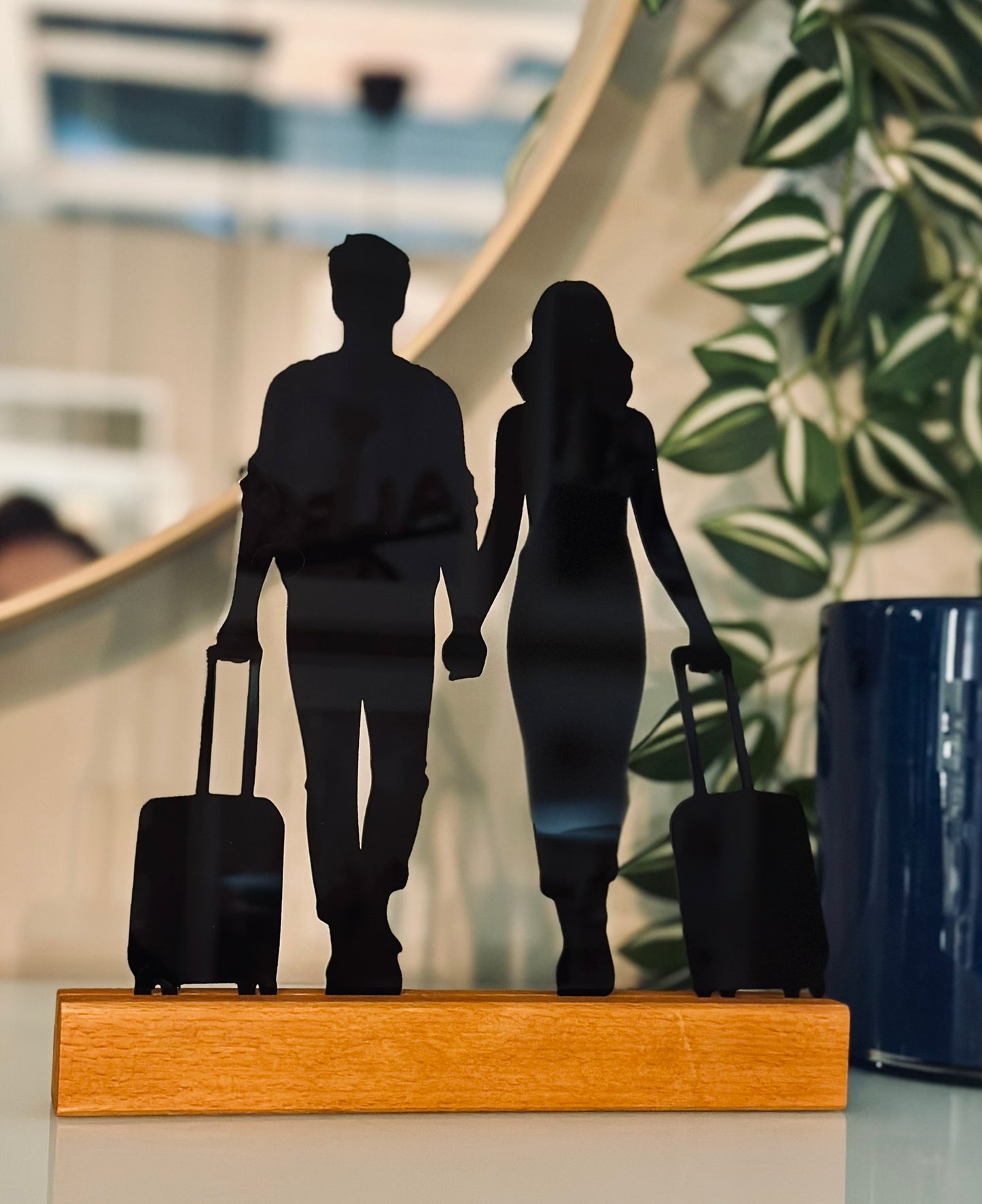 Personalisierte Acryl-Silhouette mit Holzsockel – Paar