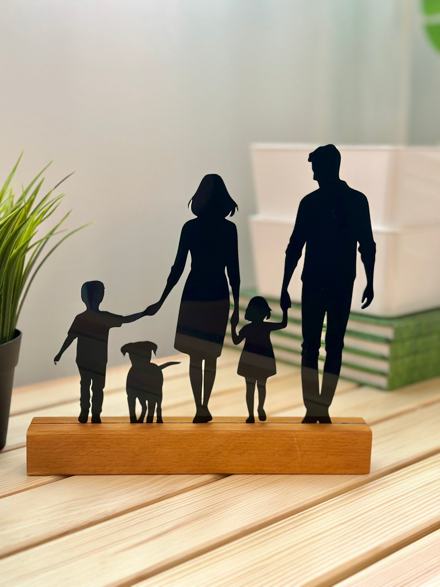 Personalized Acrylic Silhouette with Wooden Base – Family