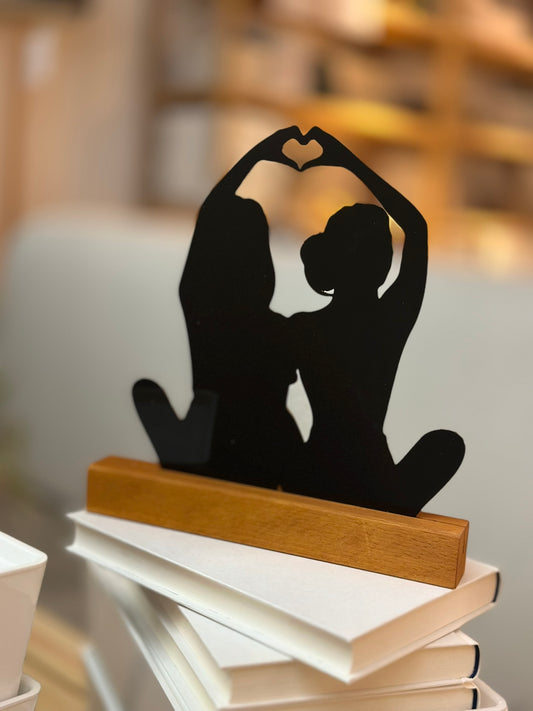 Personalisierte Acryl-Silhouette mit Holzsockel – Paar